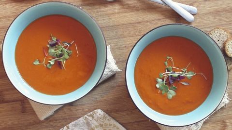 "Адский" шеф-повар дал рецепт супа-пюре из печеных перцев с фетой