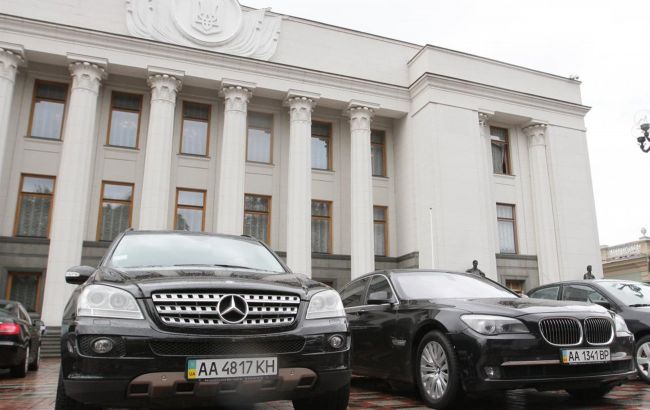 "Зеленський погодився": у "Слузі народу" хочуть парковку біля Ради віддати під електромобілі