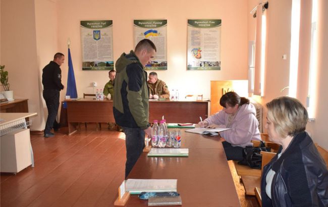 Можно ли забронировать работника после вручения повестки: объяснение юриста