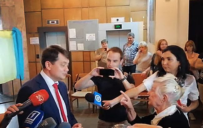 Пенсионерка отчитала Розумкова на избирательном участке (видео)
