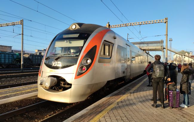 Дивіться, як виглядають нові вагони УЗ українського виробництва (фото)