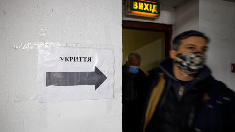 В одному з районів Києва людей не пускають у укриття: де ключі, ніхто не знає