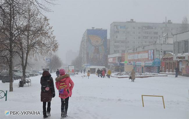 Синоптики предупреждают о мокром снеге и гололедице в Киеве и области