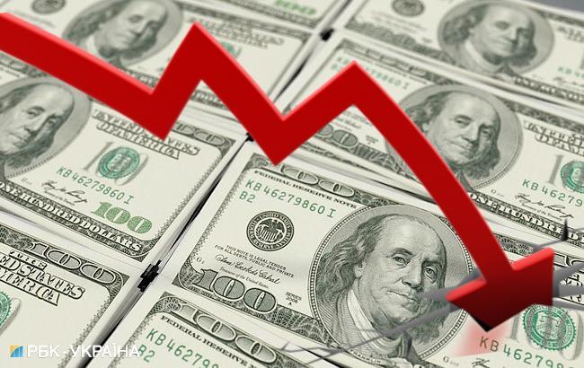Аналітики очікують на незначне зниження курсу долара