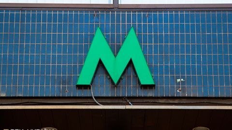 Біля метро Києва сталася серйозна НП через зливу (відео)