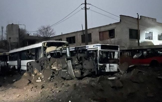 Оккупанты ночью ударили по транспортной базе в Николаеве: сгорели автобусы