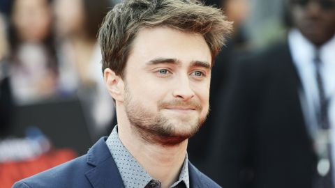 Кучерявый брюнет с усами: фанаты не узнали Дэниэла Рэдклиффа в его новом стиле