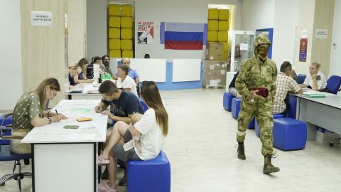 Росіяни формують батальйон з українських полонених і змушують їх голосувати на "референдумі"