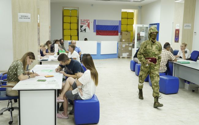 Россияне формируют батальон из украинских пленных и заставляют их голосовать на "референдуме"