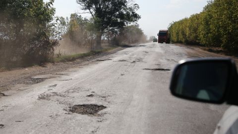 Ями після Укравтодору: жителі села самі ремонтують дорогу під Черкасами