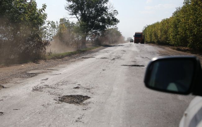 Ями після Укравтодору: жителі села самі ремонтують дорогу під Черкасами