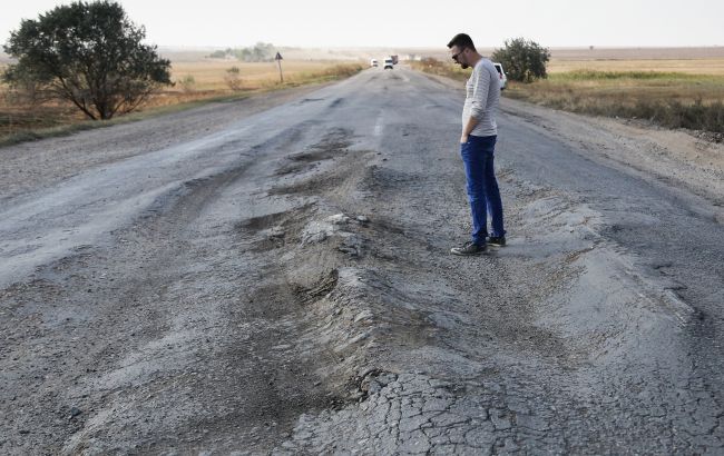 В сети показали ужасающее состояние дороги под Днепром: сплошные ямы без покрытия