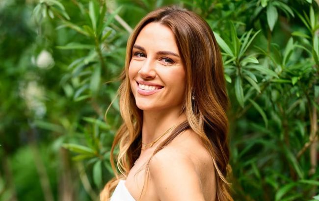 Секрет сияющей кожи летом: жена Решетника показала простой макияж для отдыха