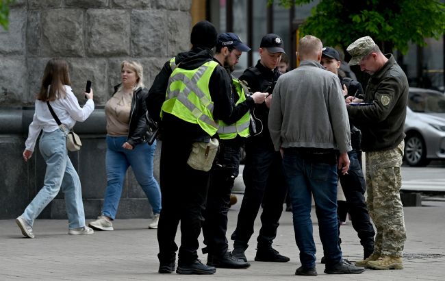 В Тернополе группа людей напала на автомобиль ТЦК: пострадали военные