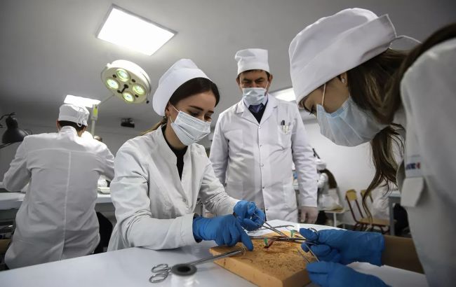 Захватчики свозят российских врачей в оккупированные районы Запорожской области, - ЦНС