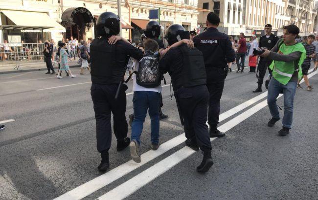 В ЕС прокомментировали задержания людей на протестах в РФ