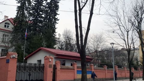 Во Львове бросили "коктейль Молотова" в генконсульство РФ