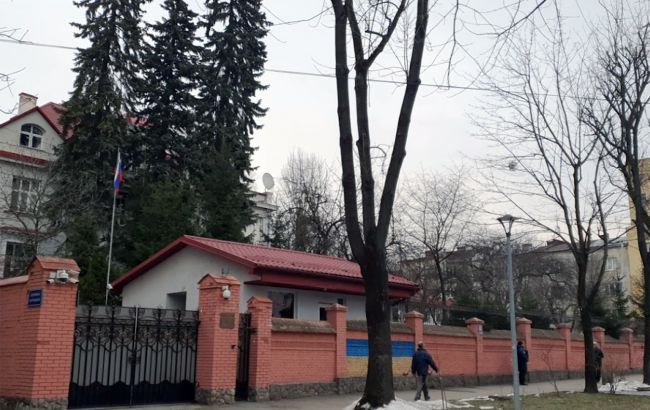 У Львові кинули "коктейль Молотова" у генконсульство РФ