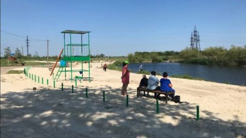 У Мелітополі рашисти вирішили відкрити купальний сезон на "озері смерті": зганяють туди дітей