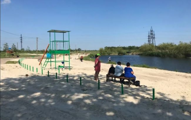 У Мелітополі рашисти вирішили відкрити купальний сезон на "озері смерті": зганяють туди дітей