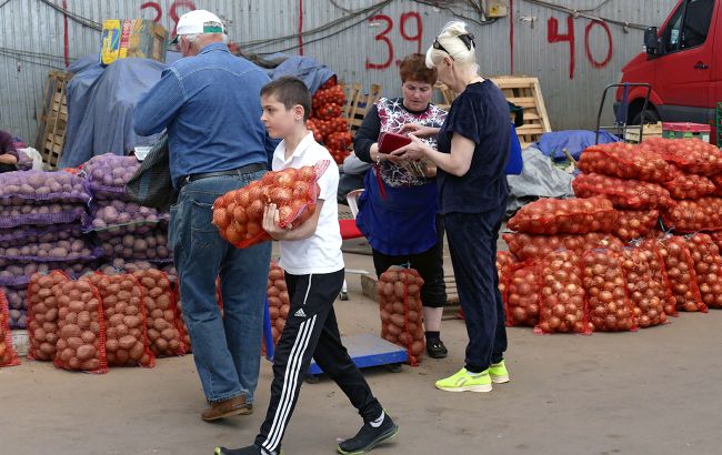 Ціни на цибулю масово піднімають: що відбувається на ринку та в магазинах