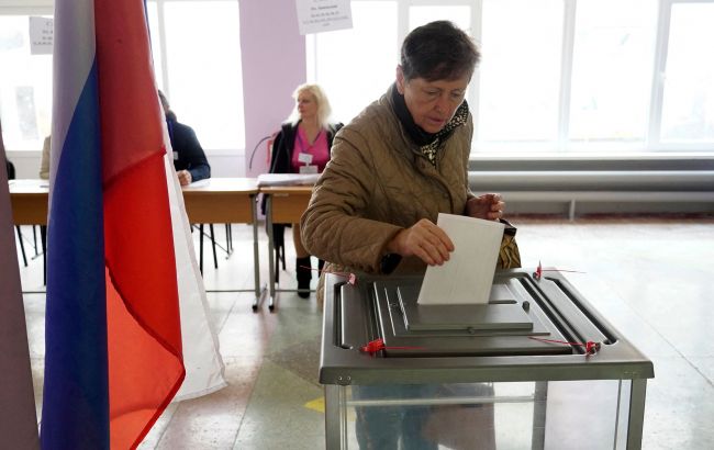 Обливають зеленкою, палять та підривають: росіяни масово паплюжать "виборчі" урни