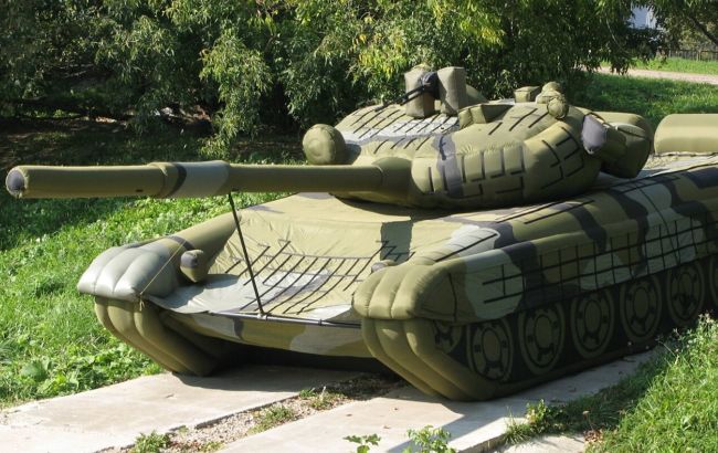 Російська армія "здулась". Генштаб показав фото гумових танків окупантів