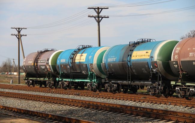 Железнодорожный экспорт бензина из РФ в первой половине октября упал на 80%, - Reuters