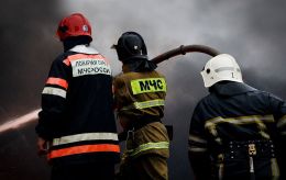 Невідомі дрони атакували НПЗ у Ленінградській області: спалахнула пожежа