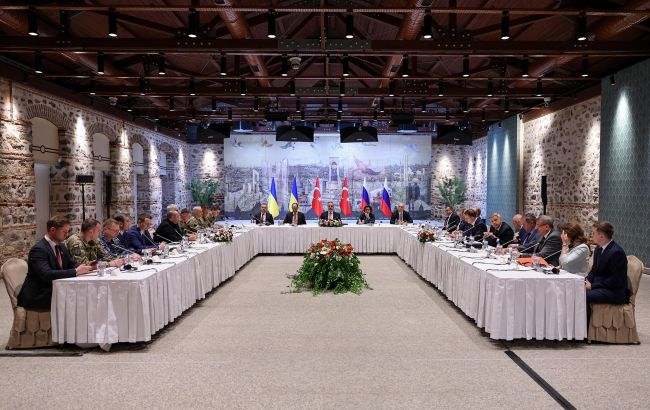 Чому Росія тягне з "меморандумом"? Експерт розкрив маніпуляції Москви перед перемовинами