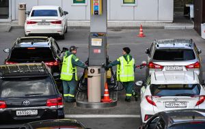 Дефіцит бензину повертається в РФ через атаки дронів на НПЗ, - Reuters