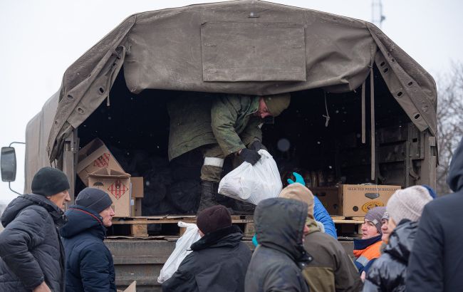 Россияне начали активно мародерить в Новой Каховке: вывозят награбленное грузовиками