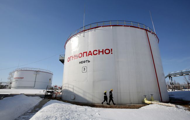 Приморськ втратив майже половину нафтосховищ: Reuters показало наслідки атак на порти РФ