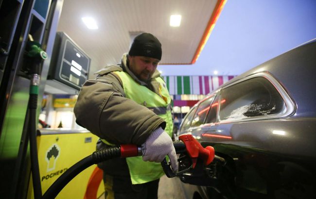 Дефицит топлива: на АЗС в России начали продавать разбавленный бензин