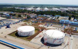Нафтовий хаб "Самара" у Росії продовжує палати після обстрілу (відео)