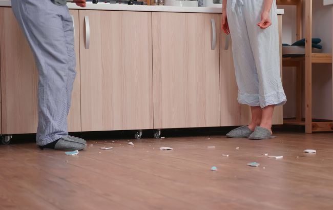 Постійно падають предмети з рук: що про це говорять народні прикмети