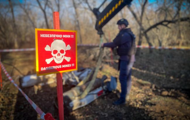 Россия массово минирует Херсон: взрывчатку разбрасывают с дронов