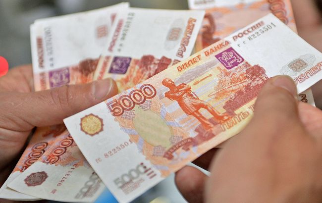 Російський рубль упав до мінімуму з квітня минулого року