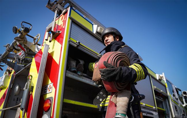 В одному з районів Києва уламки дрона впали біля будинку, є постраждалі