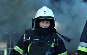 РФ вдарила по приватному сектору та багатоповехівці в Миколаєві, почалася сильна пожежа (фото)