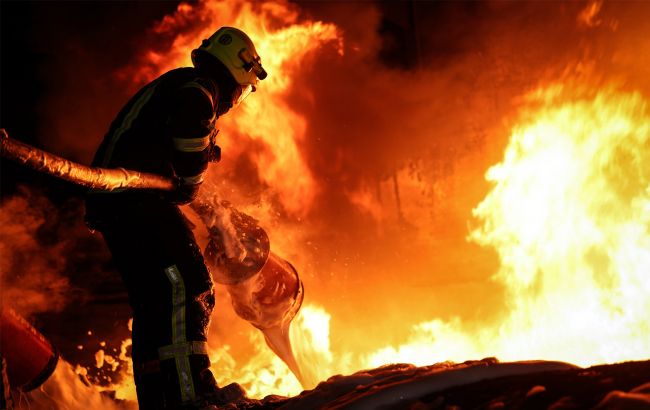 РФ під час нічної атаки знищила склад Toyota в Києві