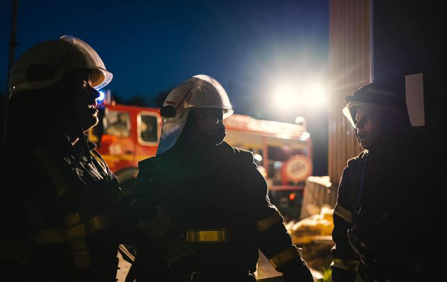 Спасатели потушили пожар на рынке под Винницей (фотографии)