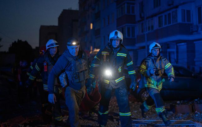 Росіяни атакували Харків: є влучання у житлові будинки, серед загиблих - рятувальники