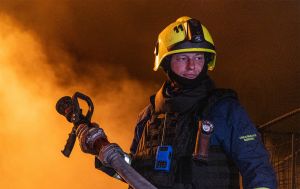 Чернігів масовано атакували дрони: у місті горять будинки та пошкоджено заклад освіти