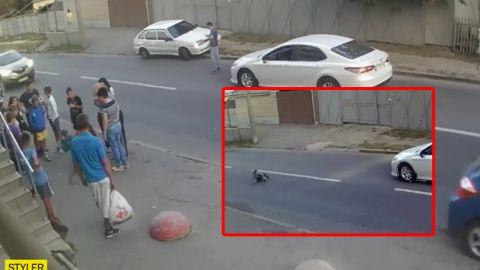 Врятував рюкзак: дитина дивом вижила після страшної ДТП у Харкові (відео)