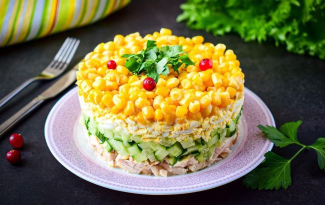 Не "Оливье", но тоже очень вкусно: три варианта бюджетных салатов на праздничный стол