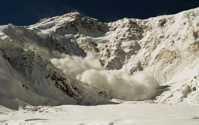 Снег идет с ночи: в Карпатах могут сойти лавины
