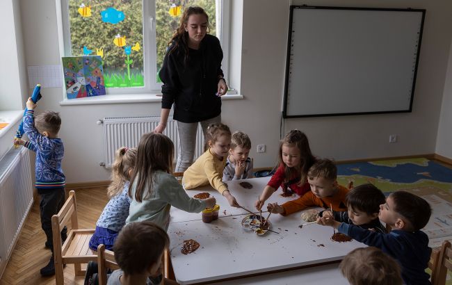 Зарплати вихователів у садочках можуть зрости на 20%: коли чекати підвищення
