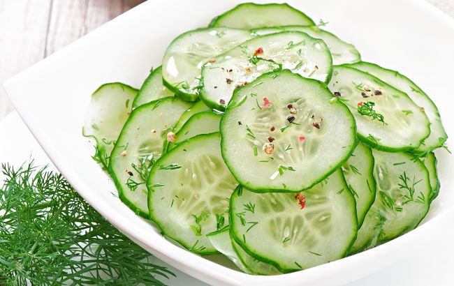"Салат для бедных". Как быстро и вкусно приготовить самое популярное блюдо из огурцов
