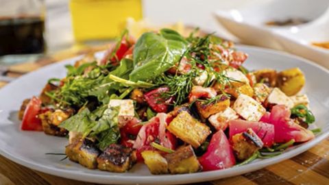 Теплый салат с баклажанами к новогоднему столу: быстрый и вкусный рецепт